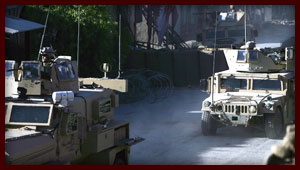 Bild: wartende Humvees